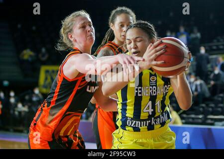 ISTANBUL, TURCHIA - 16 APRILE: Kiah Stokes di Fenerbahce Oznur Kablo durante la finale delle Donne dell'Eurolega quattro partite tra Fenerbahce Oznur Kablo e UMMC Ekaterinburg alla Volkswagen Arena il 16 aprile 2021 a Istanbul, Turchia (Foto di /Orange Pictures) Foto Stock