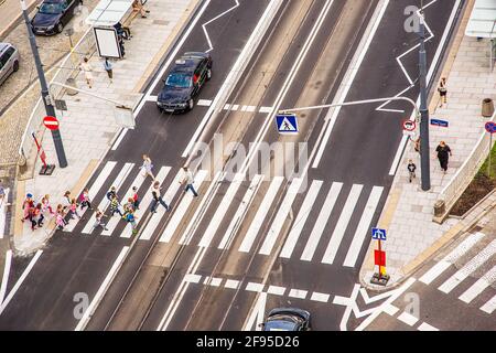 Elevato angolo di visione di un vuoto di intersezione stradale con attraversare a piedi i contrassegni, traffico di luci di segnalazione Foto Stock