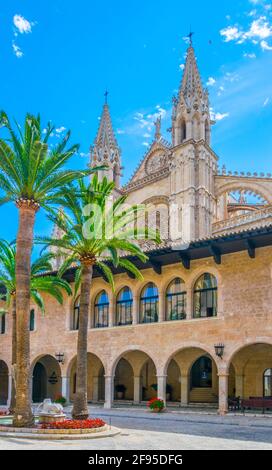 Cortile principale del palazzo Almudaina a Palma di Maiorca, Spagna Foto Stock