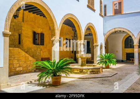 Cortile principale del palazzo Almudaina a Palma di Maiorca, Spagna Foto Stock