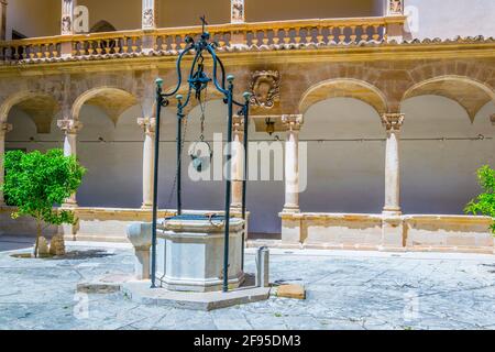 Un piccolo cortile interno sulla cattedrale di Palma di Maiorca, Spagna Foto Stock