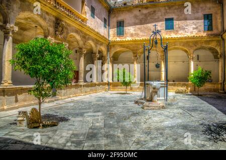 Un piccolo cortile interno sulla cattedrale di Palma di Maiorca, Spagna Foto Stock