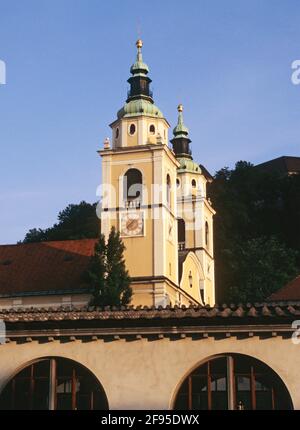 I campanili della cattedrale di San Nicola sopra il mercato di Lubiana, Slovenia Foto Stock