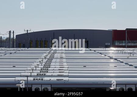 Londra, UK - 4 Apr 2021: Treni Elizabeth Line parcheggiati in sidings al deposito Old Oak Common uso awating. La linea, nota anche come Crossrail, ha subito anni di ritardi nell'apertura. Foto Stock