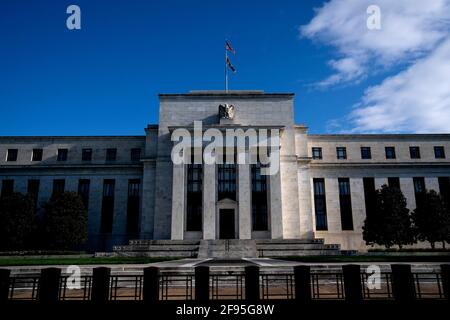 Washington, DC, Stati Uniti. 16 Apr 2021. L'edificio della Federal Reserve si trova a Washington, DC, Stati Uniti, venerdì 16 aprile, 2021. Credit: Stefani Reynolds/Pool via CNP | Usage worldwide Credit: dpa/Alamy Live News Foto Stock