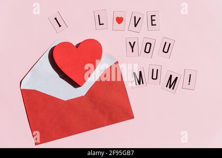 Frase IO AMO MOM fatto di lettere su sfondo cartaceo. Buon giorno della Madre Foto Stock