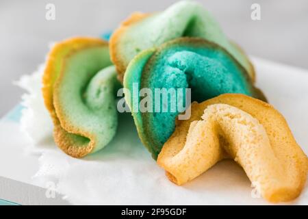 Biscotti di fortuna colorati fatti in casa in una fila. Primo piano. Foto Stock