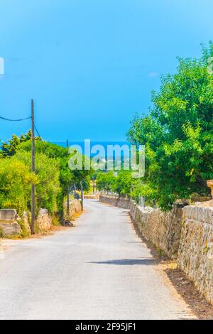 Una strada di campagna che si snoda attraverso Maiorca, Spagna Foto Stock