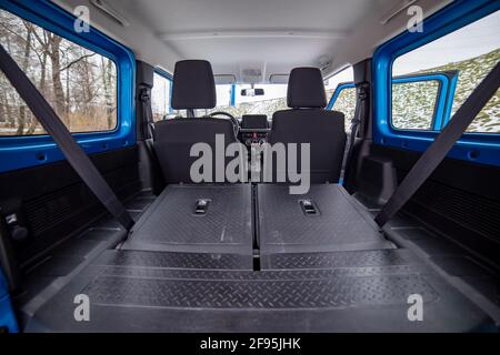 enorme vano portabagagli vuoto all'interno del suv compatto. sedili posteriori in auto suv offroad ripiegati in flor piatto. Foto Stock