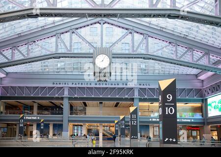 New York City - 8 Aprile 2021: Interno della Sala dei treni di Moynihan alla stazione ferroviaria della Pennsylvania a Midtown Manhattan, New York Foto Stock