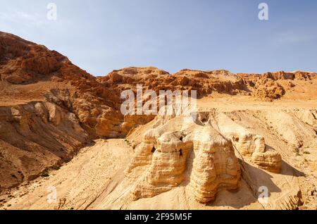 Grotta dei rotoli del Mar Morto, conosciuta come la grotta di Qumran 4, una delle grotte in cui i rotoli sono stati trovati presso le rovine di Khirbet Qumran nel deserto di Foto Stock