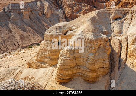 Grotta dei rotoli del Mar Morto, conosciuta come la grotta di Qumran 4, una delle grotte in cui i rotoli sono stati trovati presso le rovine di Khirbet Qumran nel deserto di Foto Stock