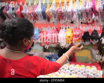Abhisek Saha / le Pictorium - Coronavirus in India - 8/4/2021 - India / Tripura / Agartala - la gente è L'acquisto di maschere come il governo indiano ha Foto Stock