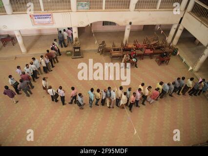 Abhisek Saha / le Pictorium - voto per il personale governativo In india - 30/3/2021 - India / Tripura / Agartala - personale di sicurezza in un pollin Foto Stock