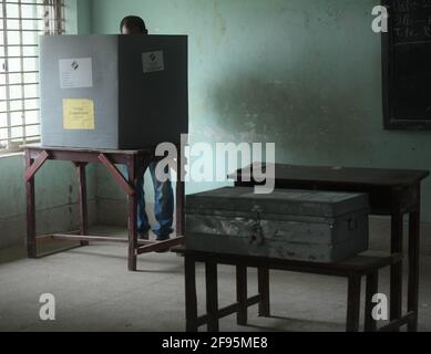 Abhisek Saha / le Pictorium - voto per il personale governativo In india - 30/3/2021 - India / Tripura / Agartala - personale di sicurezza in un pollin Foto Stock