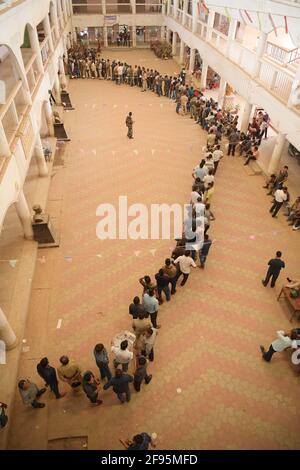 Abhisek Saha / le Pictorium - voto per il personale governativo In india - 31/3/2021 - India / Tripura / Agartala - personale di sicurezza in un pollin Foto Stock