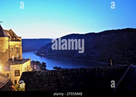 Il Schönburg (Auf Schoenburg) è un castello sopra Oberwesel, nell'alta Valle del Medio Reno. Notte, vista serale del fiume blu e del castello illuminato. Foto Stock