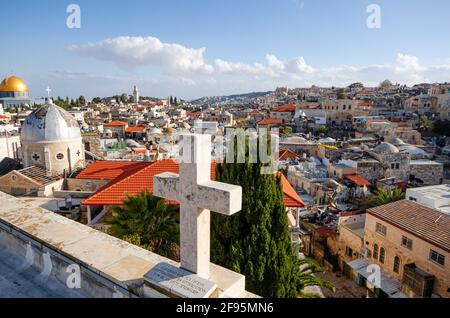 Gerusalemme, Israele dall'alto. (Il segno è scritto in tedesco: Donato dal governatore austriaco dell'Ordine dei Cavaliere di San grave a Gerusalemme). Foto Stock