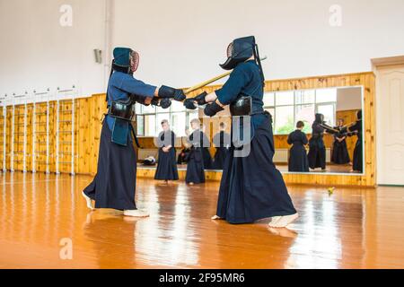 Lotta con la scuola di spada di Kendo, formazione, uomini e bambini Foto Stock