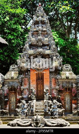 Ubud, Bali, Indonesia: Pura Dalem Agung Padangtegal, o Padangtegal Grande Tempio della morte, templi indù nel Santuario della Foresta delle scimmie Sacra. Foto Stock