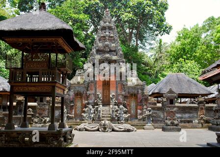 Ubud, Bali, Indonesia: Pura Dalem Agung Padangtegal, o Padangtegal Grande Tempio della morte, templi indù nel Santuario della Foresta delle scimmie Sacra. Foto Stock