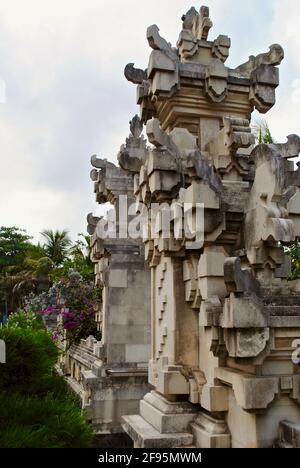 Parete e cancello decorativi della spiaggia a Kuta, Bali, Indonesia. La caratteristica decorativa controlla l'erosione della spiaggia ed evoca la tradizionale architettura Balinese. Foto Stock