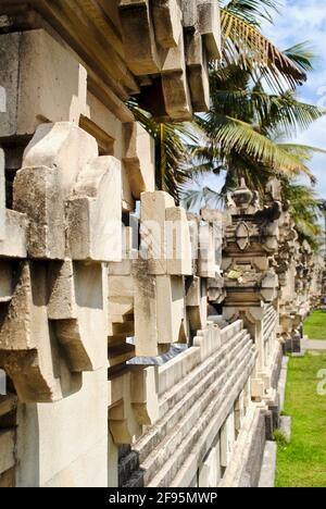 Parete e cancello decorativi della spiaggia a Kuta, Bali, Indonesia. La caratteristica decorativa controlla l'erosione della spiaggia ed evoca la tradizionale architettura Balinese. Foto Stock