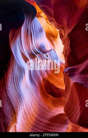 Maestosa architettura naturale dell'Antelope slot Canyon, Navajo Tribal Park, Arizona, Stati Uniti Foto Stock