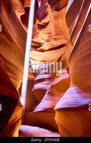 Un fascio di luce nell'Antelope slot Canyon, Navajo Tribal Park, Arizona, USA Foto Stock