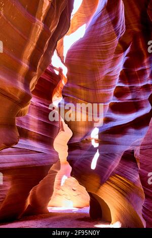 Maestosa architettura naturale dell'Antelope slot Canyon, Navajo Tribal Park, Arizona, Stati Uniti Foto Stock