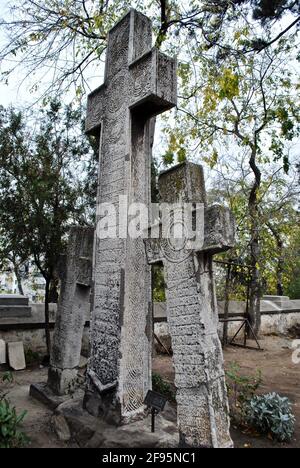 Tre croci rumene in un cimitero a Bucarest, Romania. Foto Stock