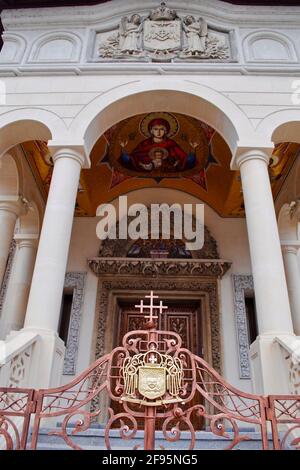 Ingresso alla Cattedrale Patriarcale Ortodossa Rumena (conosciuta anche come Chiesa Metropolitana) a Bucarest, Romania. Foto Stock