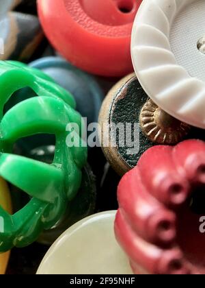 Bottoni da cucire multicolore antichi o vintage: Bottoni in celluloide, bottoni in bachelite, bottoni in Lucite, avorio vegetale, metallo, cina, vetro, plastica Foto Stock