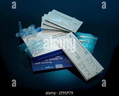 Kit di prova del flusso laterale. Test dell'antigene Rapid Covid-19. Tampone e cassetta per test con coronavirus. Foto Stock