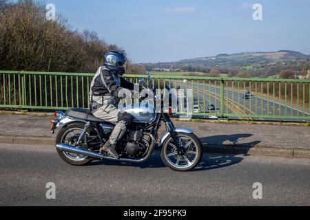 2014 Triumph Bonneville 865; motociclista; trasporto a due ruote, motocicli, veicoli su strade britanniche, motociclette, motociclisti che guidano a Manchester, Regno Unito Foto Stock