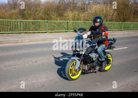 2016 Yamaha Mt-10 Mtn 1000; motociclista; trasporto a due ruote, motociclette, veicoli su strade britanniche, motociclette, motociclisti che guidano a Manchester, Regno Unito Foto Stock