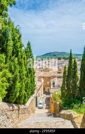 Ripida scalinata che conduce al santuario di san Salvador ad Arta, Maiorca, Spagna Foto Stock