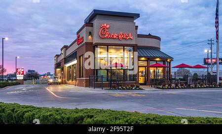 Cliente di mattina presto nel drive-thru a Chick-fil-A mentre il sole comincia a sorgere a Muskogee, Oklahoma. (STATI UNITI) Foto Stock