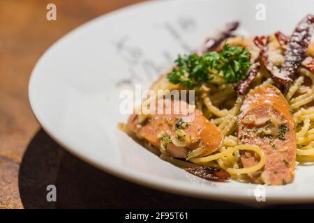 pasta fritta con salsiccia tedesca Foto Stock