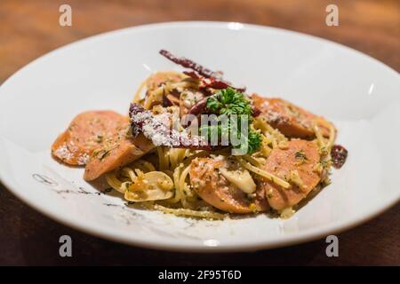 pasta fritta con salsiccia tedesca Foto Stock