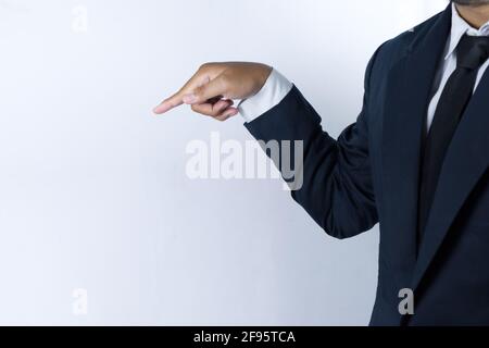 Qualcuno che gioca il ruolo di un uomo d'affari, sta indicando qualcosa Foto Stock