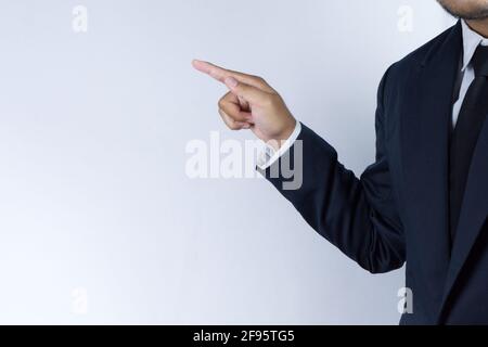 Qualcuno che gioca il ruolo di un uomo d'affari, sta indicando qualcosa Foto Stock
