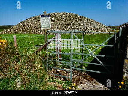 Vista e di Memsie round cairn, Aberdeenshire, Scozia, Regno Unito, unico sopravvissuto di un cimitero dell'età del bronzo di tre grandi cairns sulla cresta di Cairn Muir. Foto Stock