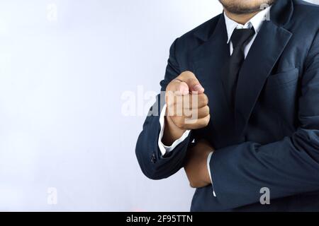 Qualcuno che gioca il ruolo di un uomo d'affari, sta indicando al fronte Foto Stock