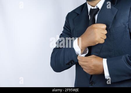 Qualcuno che gioca il ruolo di un uomo d'affari, sta fissando la sua camicia Foto Stock
