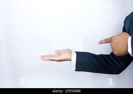 Qualcuno che gioca il ruolo di un uomo d'affari, sta indicando alla destra Foto Stock
