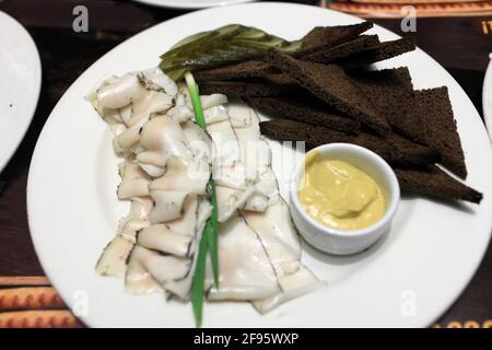Fette di lardo con senape e toast Foto Stock