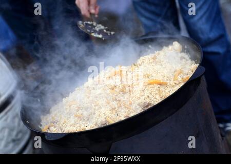Cucina pilaf nel ristorante all'aperto uzbeko Foto Stock