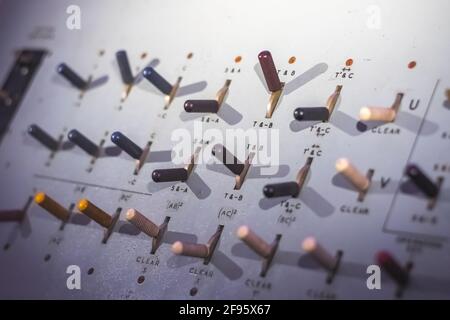 Interruttori a levetta su un pannello di controllo della macchina logica elettrica Esposto al Museo della Scienza di Londra Foto Stock