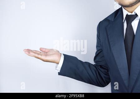 Qualcuno che gioca il ruolo di un uomo d'affari, sta mostrando Foto Stock